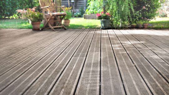 Entretien de terrasse en bois : astuces et conseils