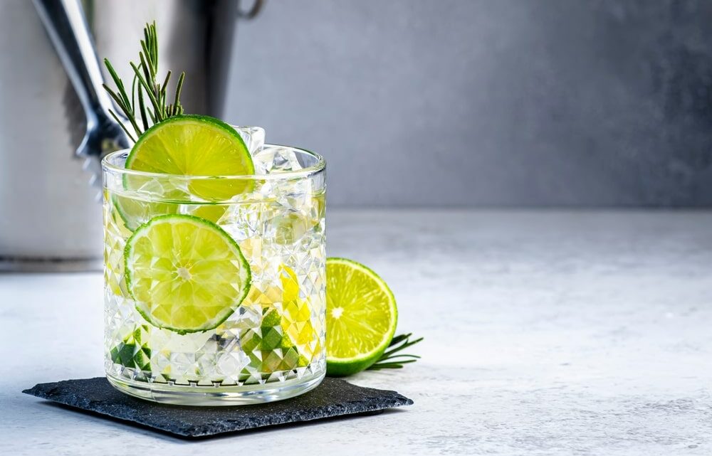 Cocktails raffinés à base de gin : recettes irrésistibles pour impressionner vos invités