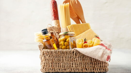 Offrir une expérience culinaire : idées de cadeaux gourmands autour d’un repas