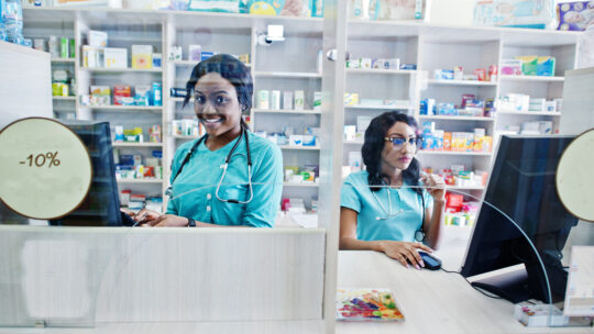 Créer ou racheter une pharmacie : quelle stratégie est la plus rentable ?