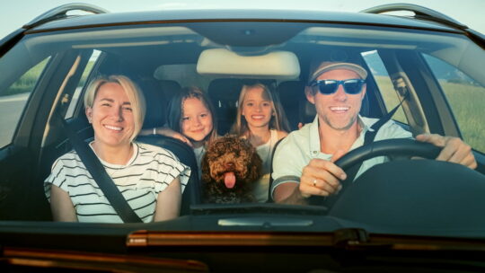 Voiture sans permis : la nouvelle alliée des familles modernes